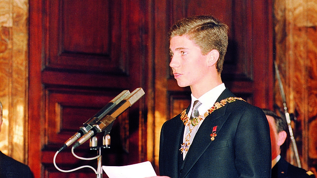 Rey Felipe VI en 1981 recibiendo el Toison de Oro