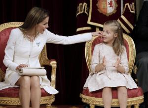 La-reina-Letizia-y-su-hija--Leonor-de-Borbon--en-el-Congreso