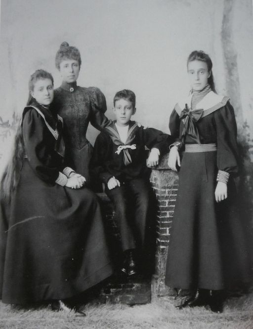 Queen_Maria_cristina_with_her_three_children