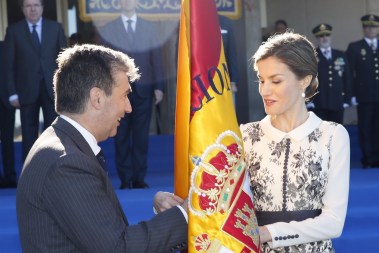 Reina entrega bandera españa