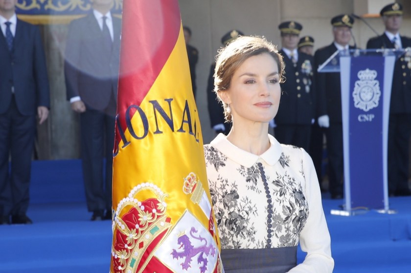 Reina entrega bandera españa