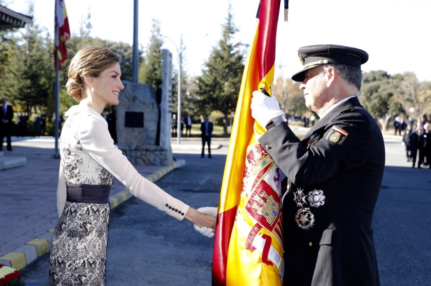 Reina entrega bandera españa