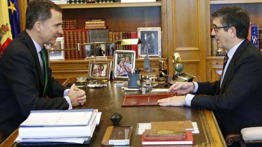 rey firma elecciones2