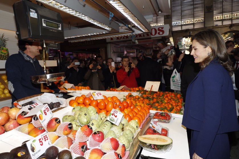 Visita de SSMM al Mercado central de Valencia en su centenario