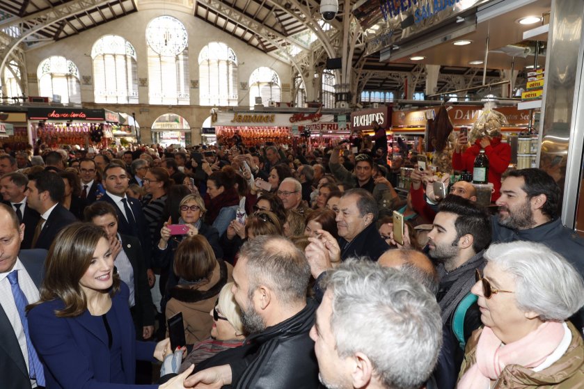 Visita de SSMM al Mercado central de Valencia en su centenario