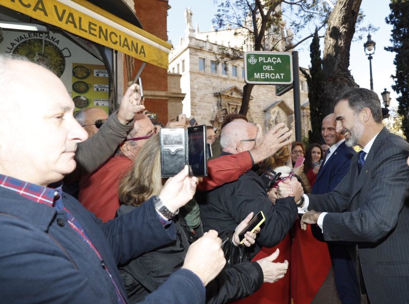 Visita de SSMM al Mercado central de Valencia en su centenario