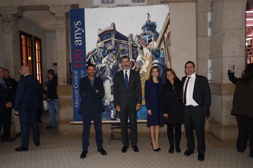 Visita de SSMM al Mercado central de Valencia en su centenario