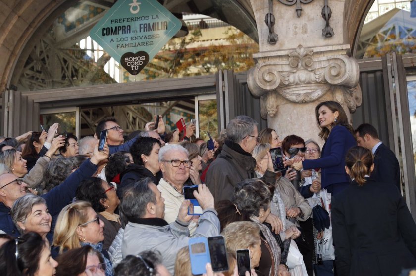 Visita de SSMM al Mercado central de Valencia en su centenario