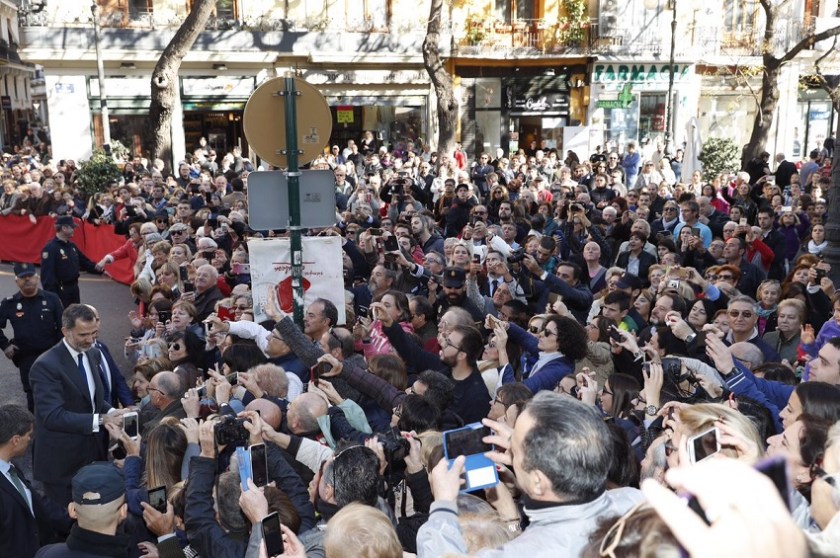 Visita de SSMM al Mercado central de Valencia en su centenario