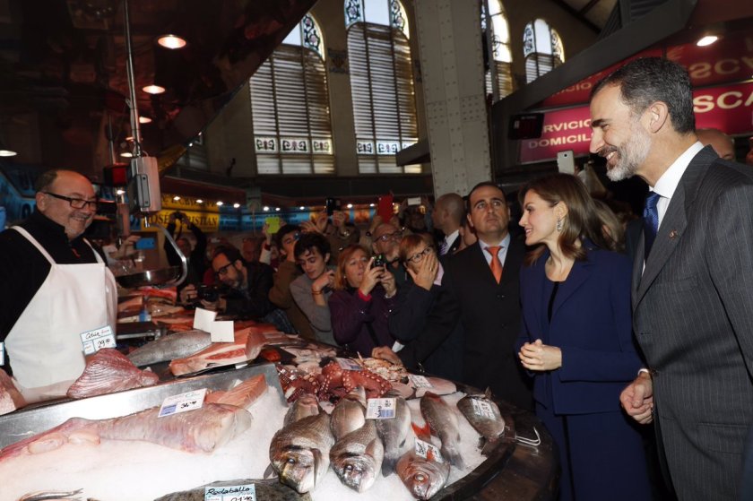 Visita de SSMM al Mercado central de Valencia en su centenario