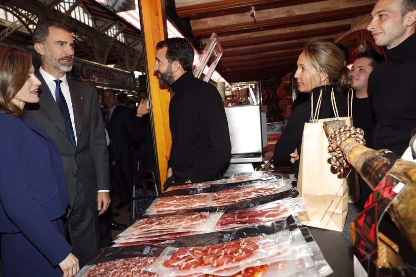 Visita de SSMM al Mercado central de Valencia en su centenario